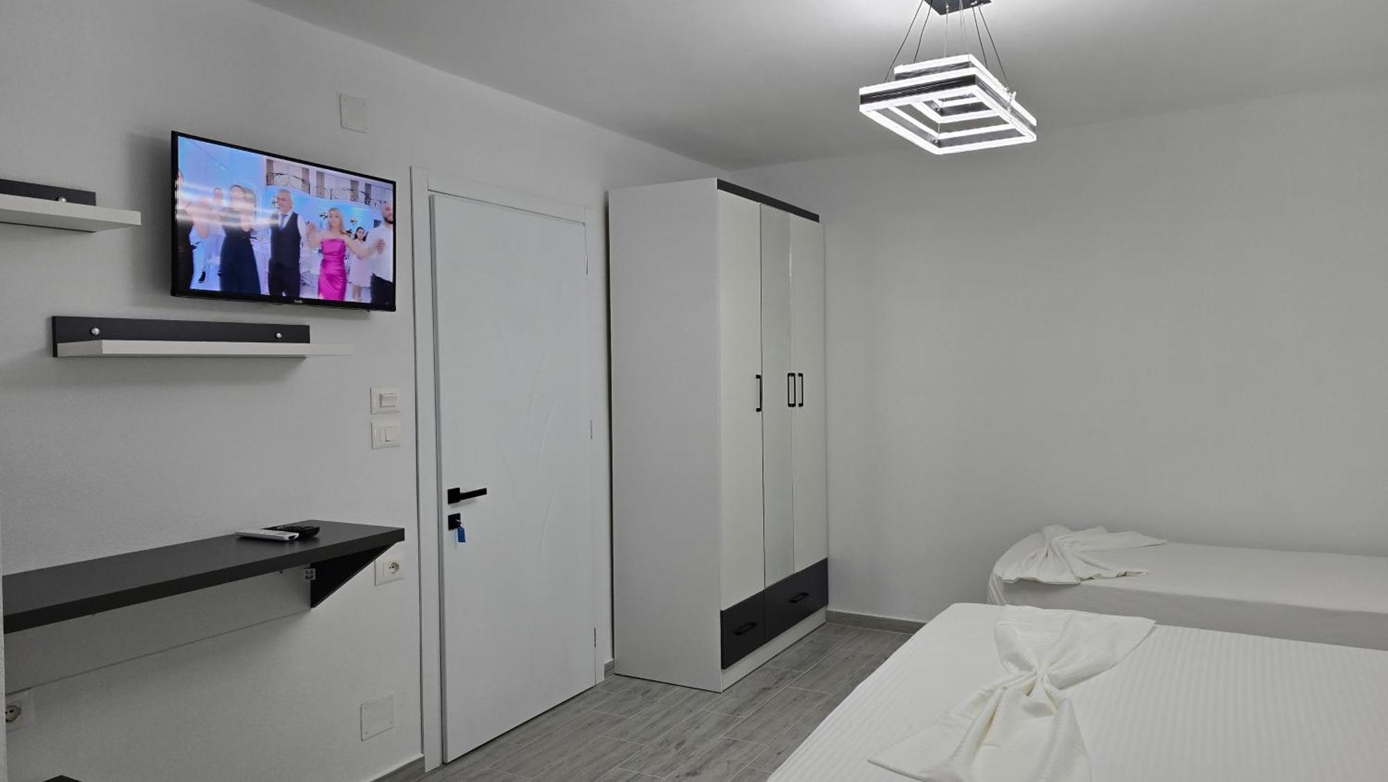 Guest House Pogradeci Экстерьер фото
