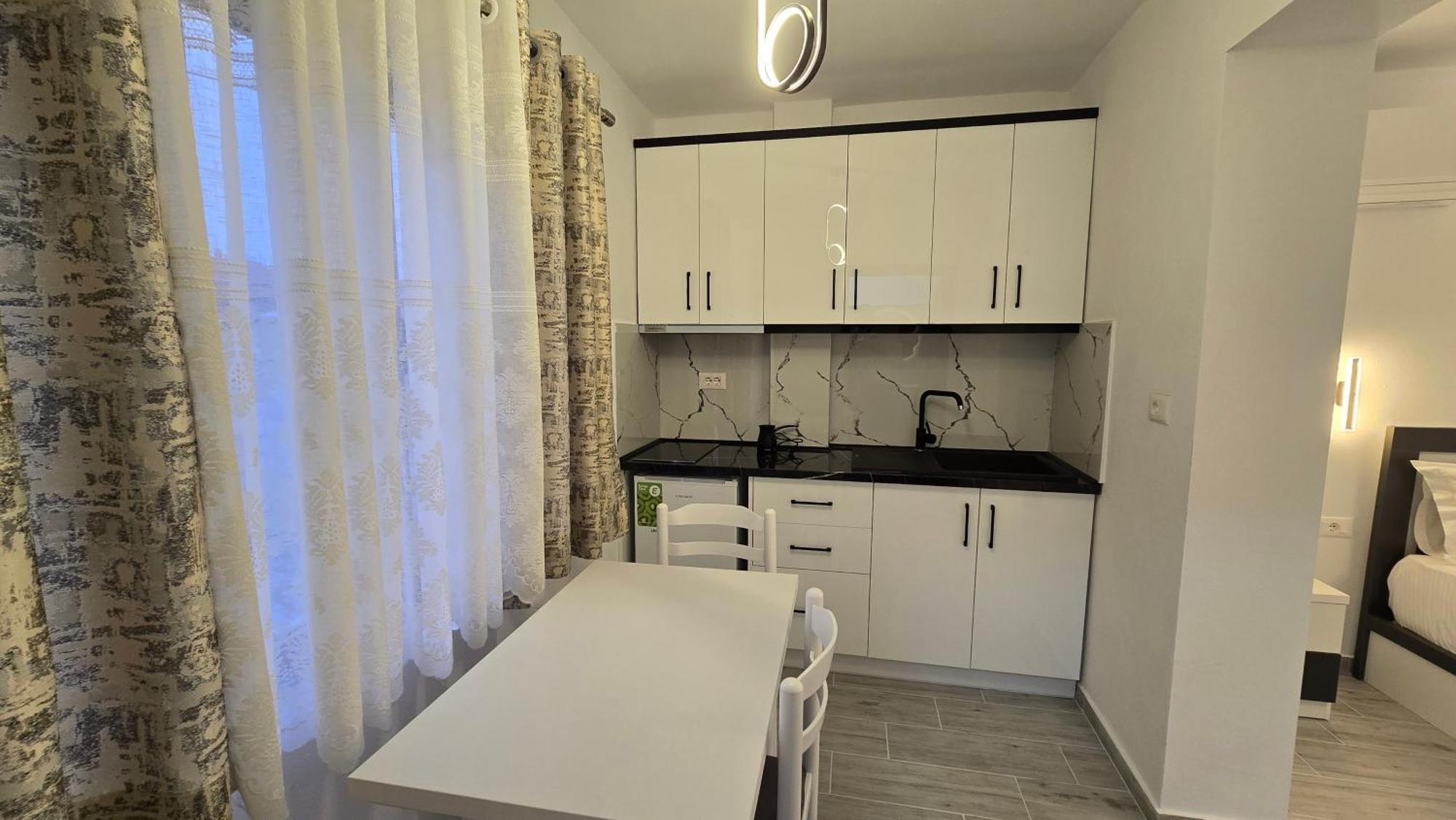 Guest House Pogradeci Экстерьер фото